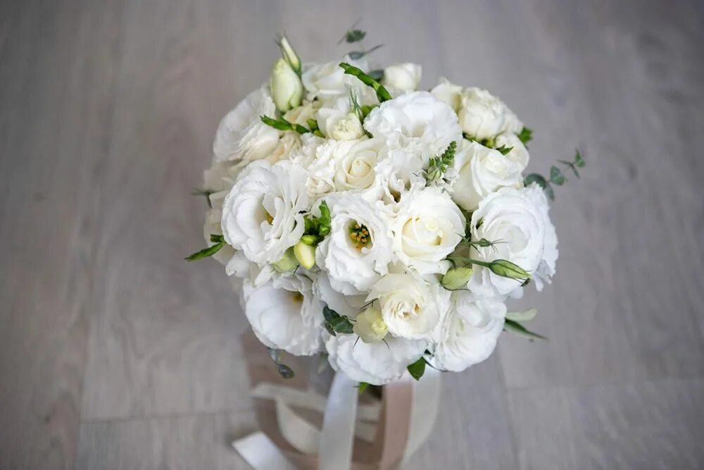 Букет на свадьбу белый. Свадебный букет белый Госсипиум. Букет невесты ранункулюс,розы, эустома эвкалипт. Диантус букет невесты. Белый букет невесты.