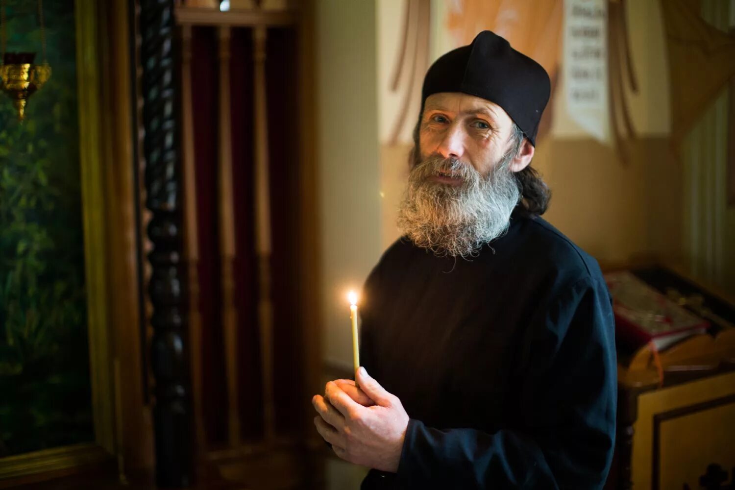Старцы православные. Православный монах. Монахи в монастыре. Монах в церкви. Люди в монастыре.