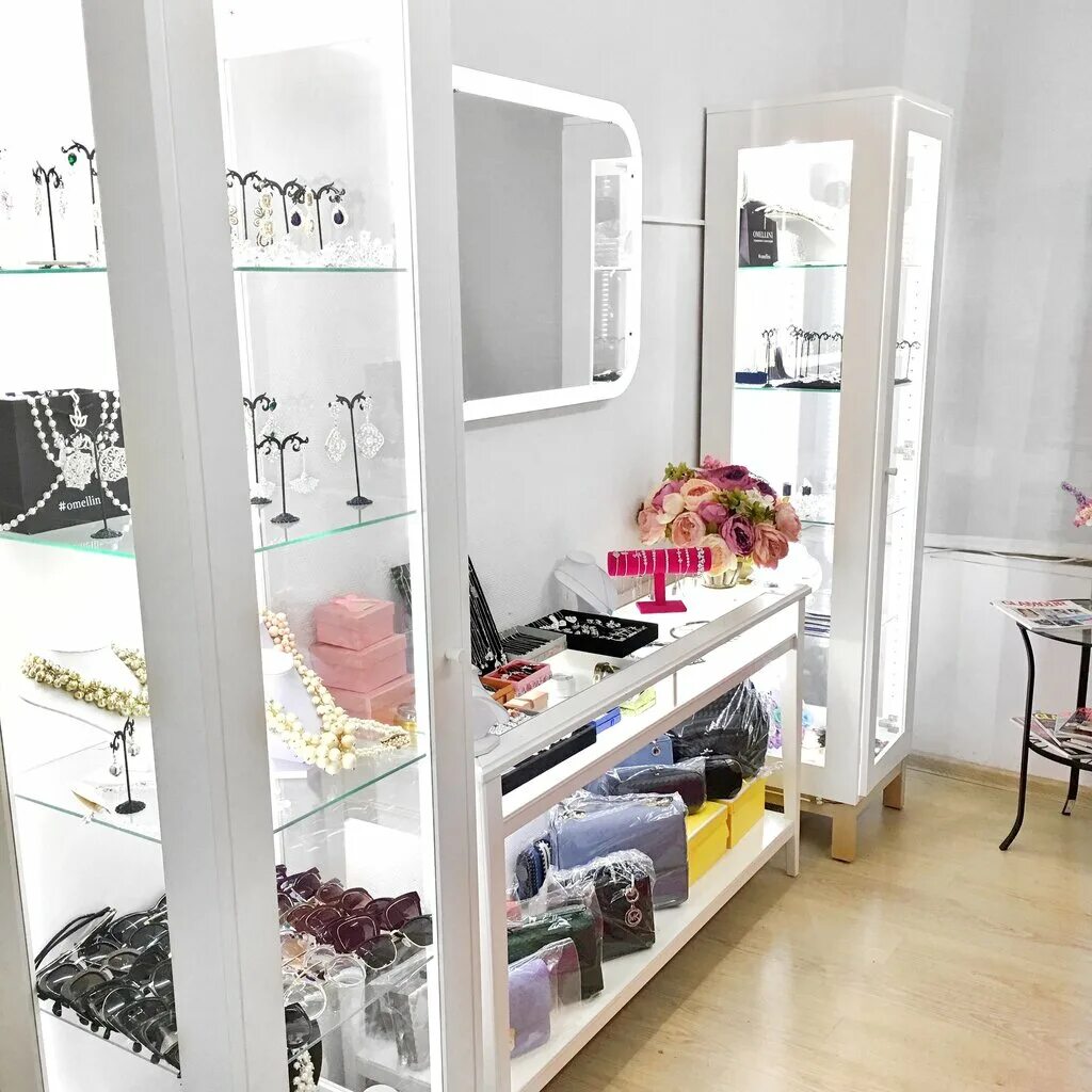 шоурум украшений ручной работы. необычные магазины. Jewelry display. бижутерия в шоуруме. дизайнерские витрины ювелирных магазинов.