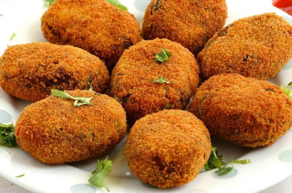 Котлеты из рыбной консервы с картошкой. Fish Cutlets. Котлеты в панировке. Котлета жареная Рыбная. Котлеты аппетитные.