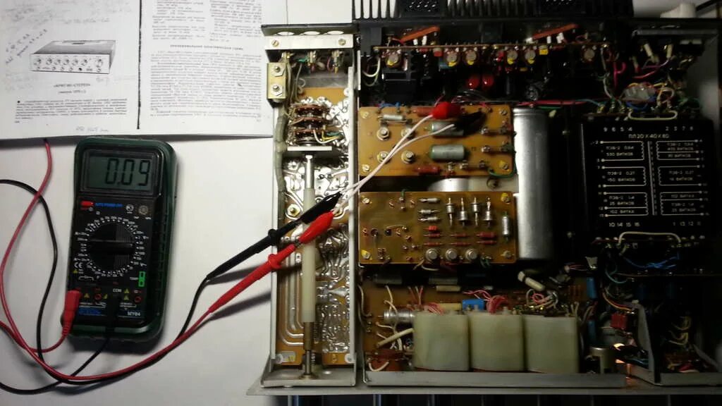 щелчок при выключении усилителя. реле задержки включения динамиков схема. щелкает при включении усилителя конденсатор. при выключении усилитель щелкает на tpa 3116. усилитель на tda 2006 с однополярным питанием.