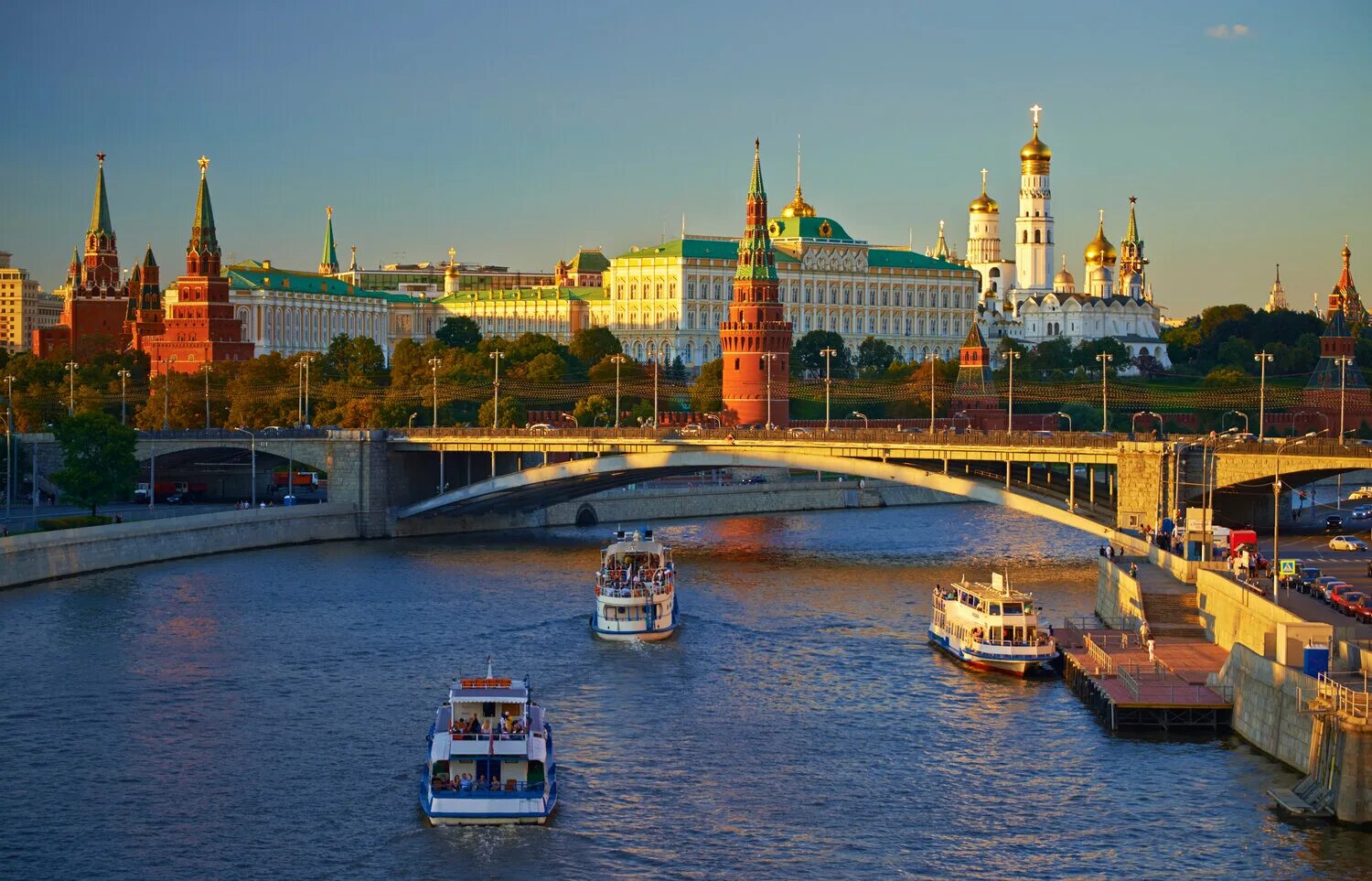 Парк Зарядье в Москве. Москва Кремль Зарядье. Парк Зарядье и Москва река и теплоход летом. Зарядье обзорная экскурсия. Реки москвы 2 класс