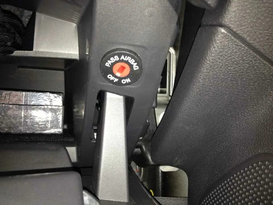 Отключение подушки безопасности пассажира. Разъём подушки безопасности пассажира Форд фокус 3. Выключатель подушки безопасности Форд фокус 3. Разъём подушки безопасности Форд фокус 3. Форд фокус 3 пассажирская подушка безопасности разъем.
