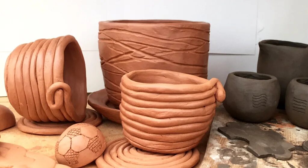 Горшок из глины. Лепка вазы из глины. Лепка горшочка. Горшок для цветов для доу. Лепка посуды из глины для детей.