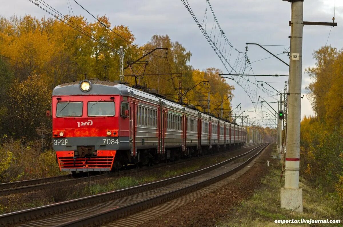 Электричка икша савеловский вокзал. Эр2р 7084. Эр2р на станции Савелово. Эр2 Савеловское направление. Электричка Савелово Яхрома.