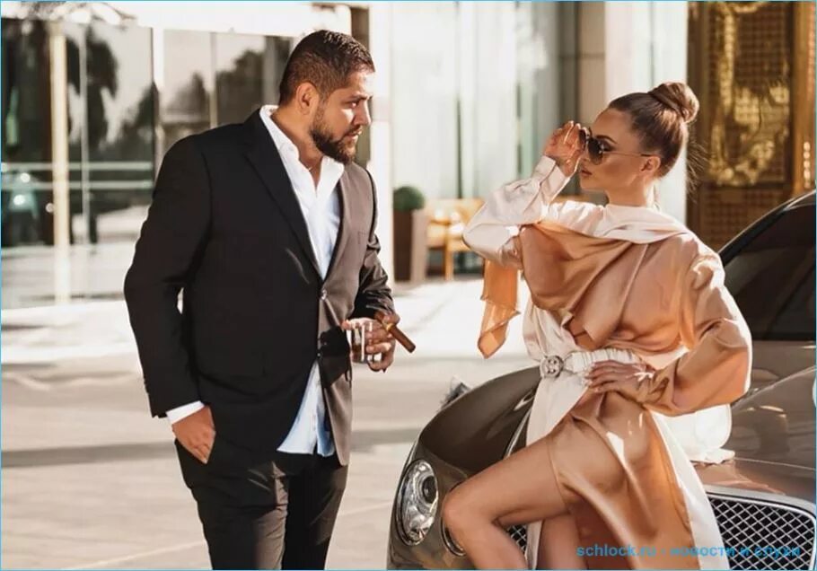 Бизнесмен в машине. Богатая жизнь. Мерседес ольги бузовой. Мужчина с покупками. Состоятельный мужчина.