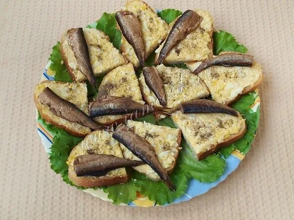 Бутерброды со шпротами яйцом майонезом. Бутерброды со шпротами конвертиком. бутерброды со шпротами и чесноком. бутерброды со шпротами и салатным листом. намазка для бутербродов со шпротами.