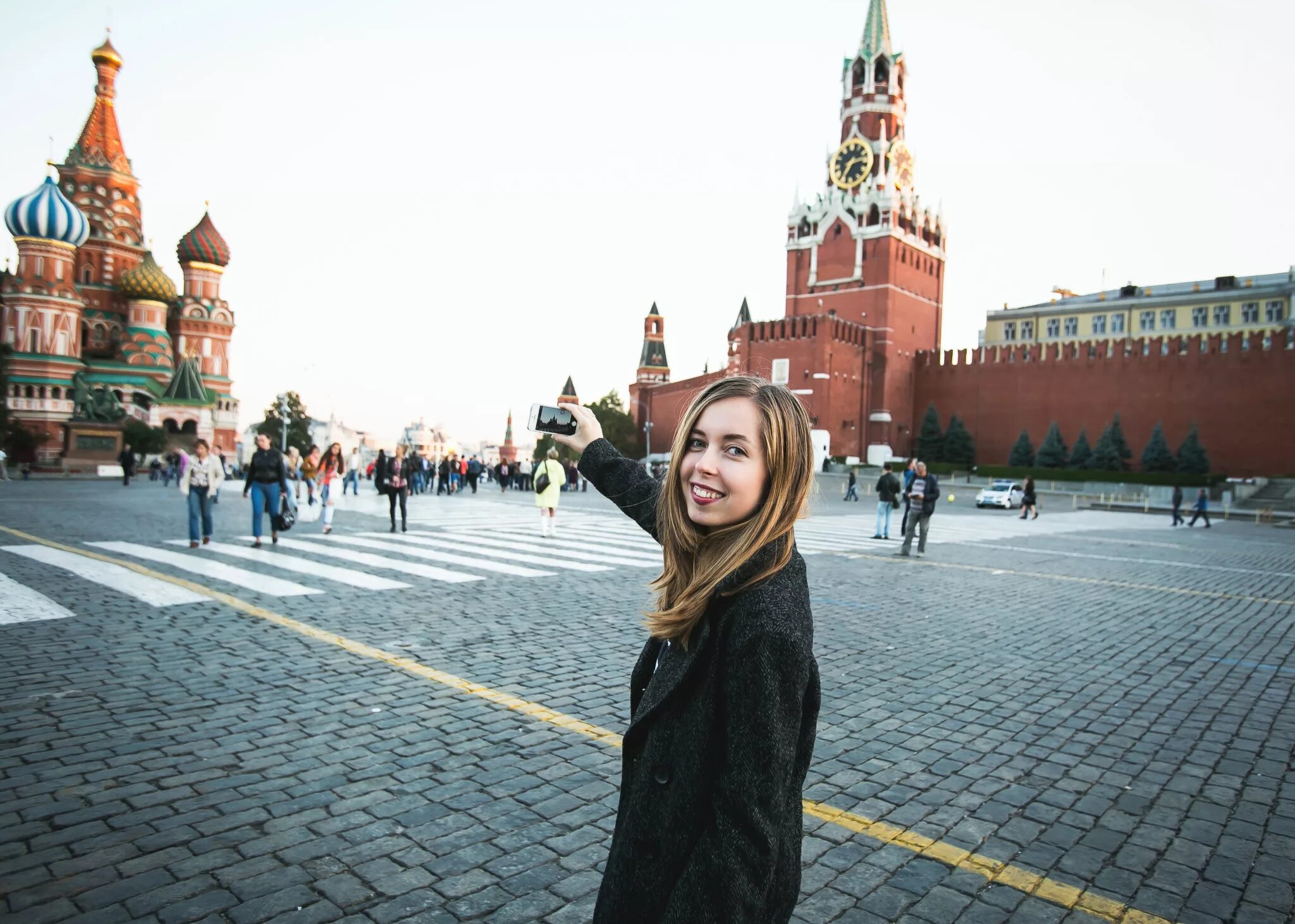 Идея современной россии. Люди на красной площади. Фотосессия на красной площади. Человек на фоне красной площади. Фотосессия в Москве на красной площади.