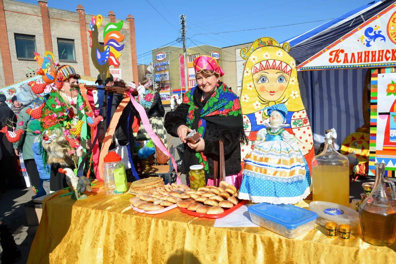 Украшение стола на масленицу. Украшения на масленицу. Как украсить стол на ярмарку масленицы. Праздничный стол на масленицу. Угощения на масленицу.