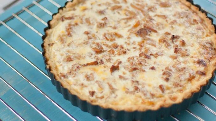 Тарт с лисичками. Киш с лисичками и беконом. Киш с лисичками. Тарт с лисичками. Пицца с лисичками.