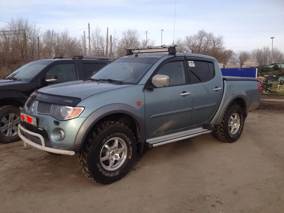 Колеса на mitsubishi l200. Мицубиси л200 2. Кунг mitsubishi l200 top max. Мицубиси l200 битый. Мицубиси л200.