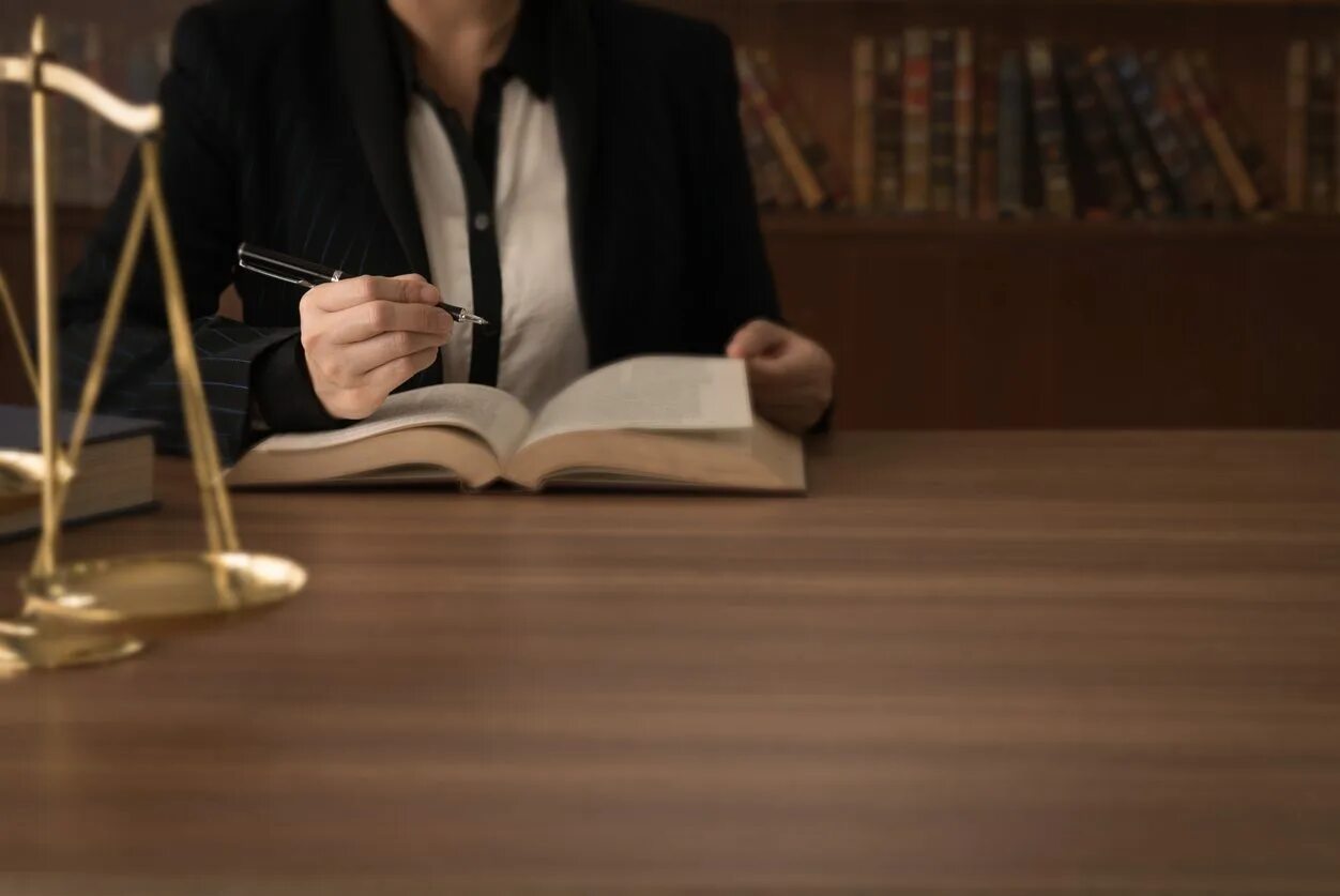 Юри манга цитрус. Call me judge читать. Читать юр. Логика в юриспруденции. Юридические постеры.