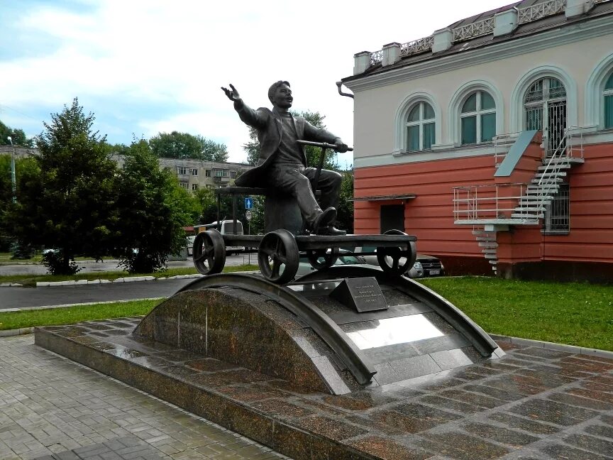 Памятник георгию васильевичу свиридову в курске. Памятники в жизни людей. Памятник йывану кырля в йошкар-оле. Памятники в жизни людей. Памятник композитору свиридову в курске.