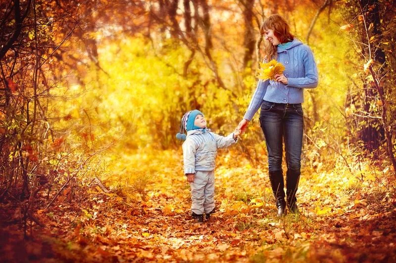 Осенняя прогулка. Осенние прогулки с детьми. Мама с ребенком осень. Мама и малыш осенью.