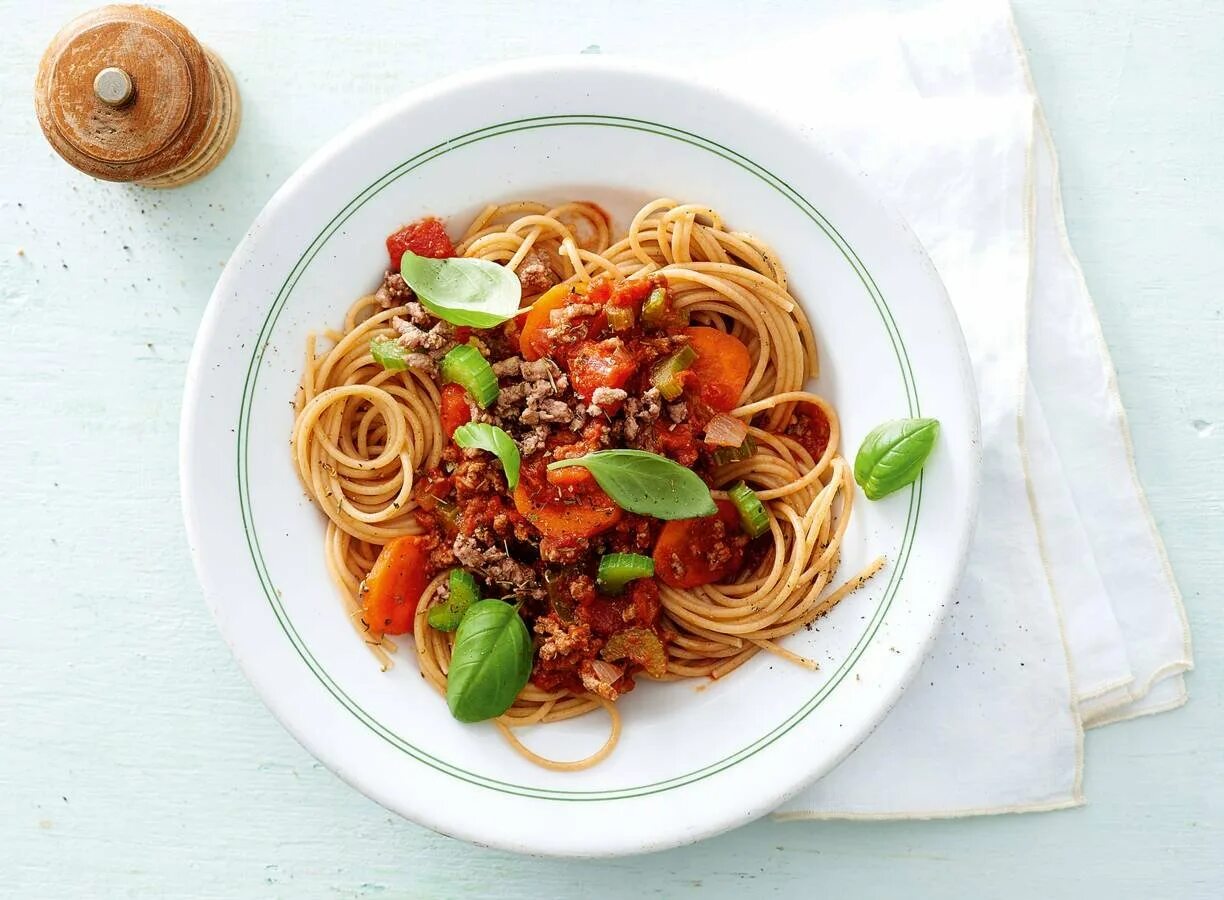 Лапша с овощами калорийность. Спагетти pasta  горофоло. Карбонара и болоньезе. Паста феттучини болоньезе в меню. Паста вид сверху.