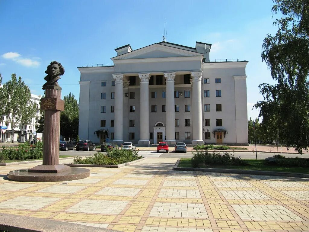 Донецкий. Драматический театр Донецк. Донецкий Академический украинский музыкально-драматический театр. Памятник  Академический музыкально-драматический театр Донецк. Драматический театр Донецк апрель.