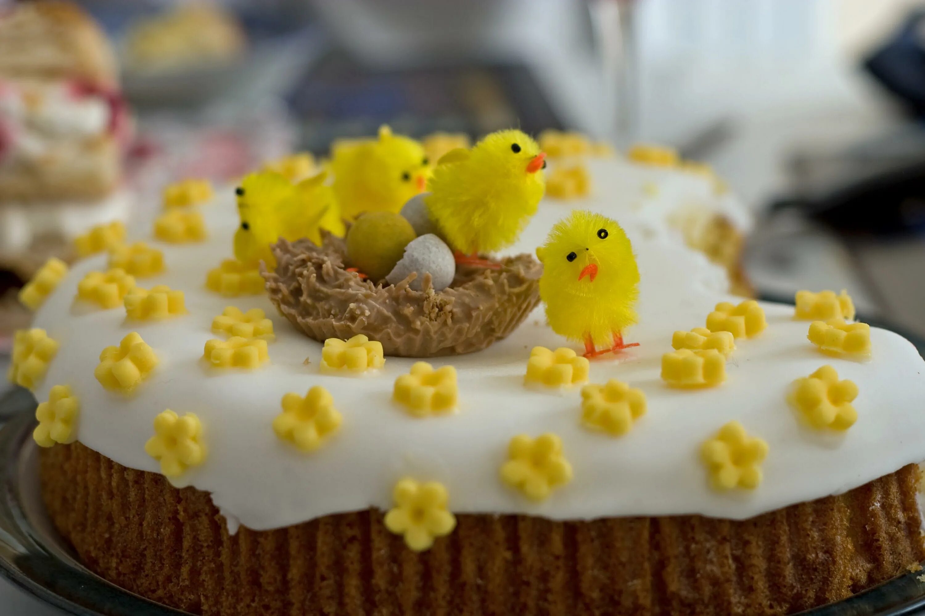 Цыплята из зефира. Кулич с цыпленком. торт с цыплятами. пасхальный тортик. украшение куличей цыплятами.