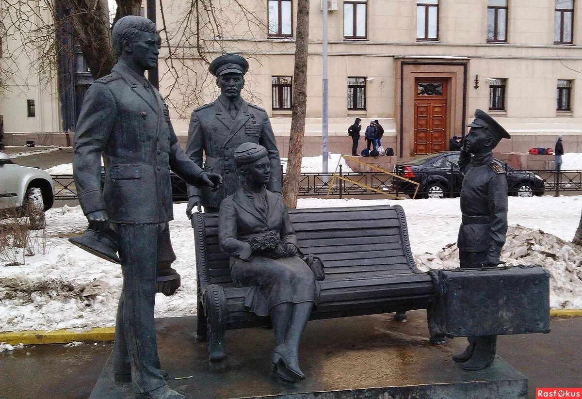 Москве офицеры. Памятник фильму офицеры в Москве. Памятник офицеры на Фрунзенской набережной.