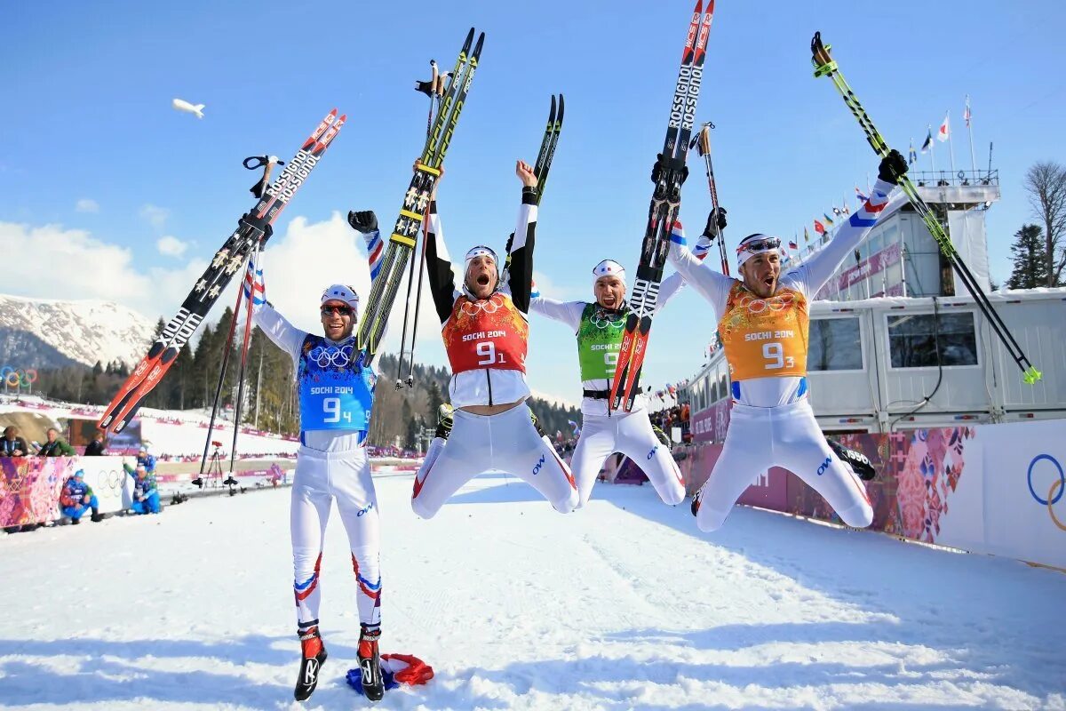 Лыжник. Гонка на лыжах. Спортсмен на лыжах. Спортсмен лыжник. Впереди нас ехали спортсмены лыжники вовремя