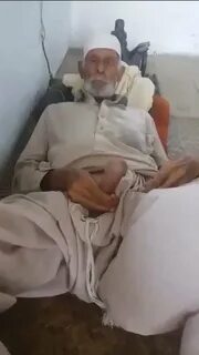 Regardez horny yemeni daddy whips out his hard dick sur ThisVid, le site de...