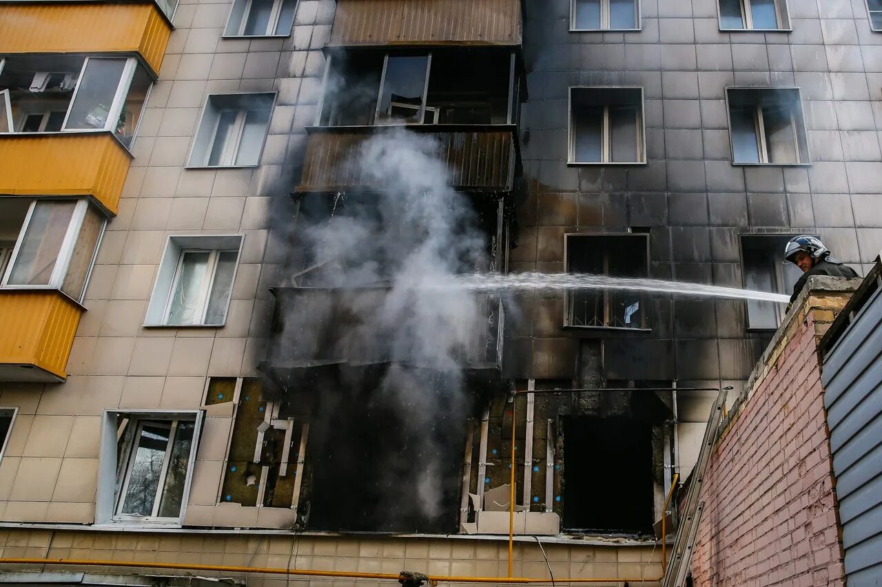 Здание горит. Пожар в жилом доме на ленинском проспекте в москве. Пожар в чайхане на тверской. Горит дом в москве сейчас. Пожар в северном чертаново.