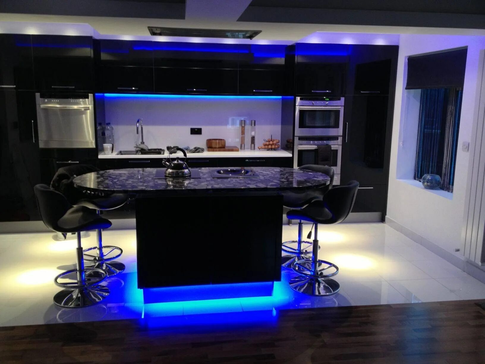 Подсветка для кухни. Кухня с неоновой подсветкой. Черная кухня с подсветкой. Светодиодная лента в интерьере. Кухня с подсветкой фото