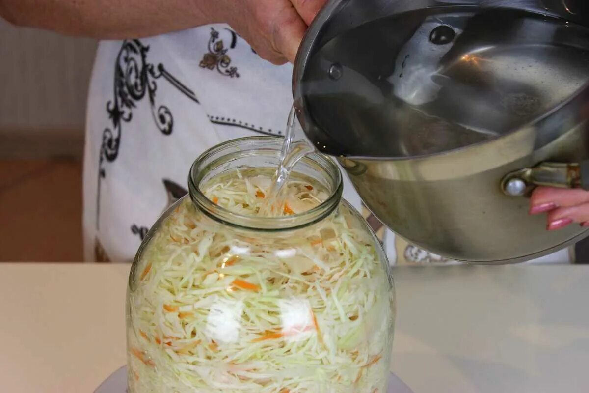 Капуста квашеная. Залить капусту тестом. Квашеная капуста в банке. Капуста засолка в банке холодной водой. Квашеная капуста без соли.