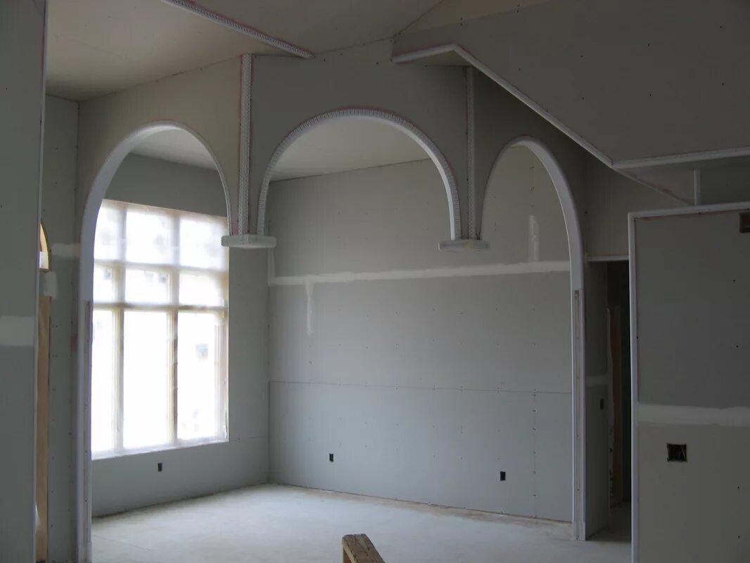 отделка помещений гипсокартоном. стена из гипсокартона. гипсокартон на стену. монтаж перегородок из гипсокартона. фигурные арки из гипсокартона.