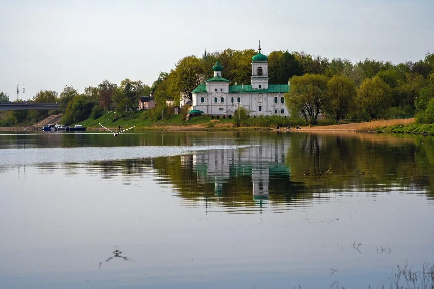 Река великая монастырь. Псков мирожский монастырь вид с реки. псков монастырь на реке великой. псков. мирожский монастырь пляж.... парк где мирожский монастырь псков.