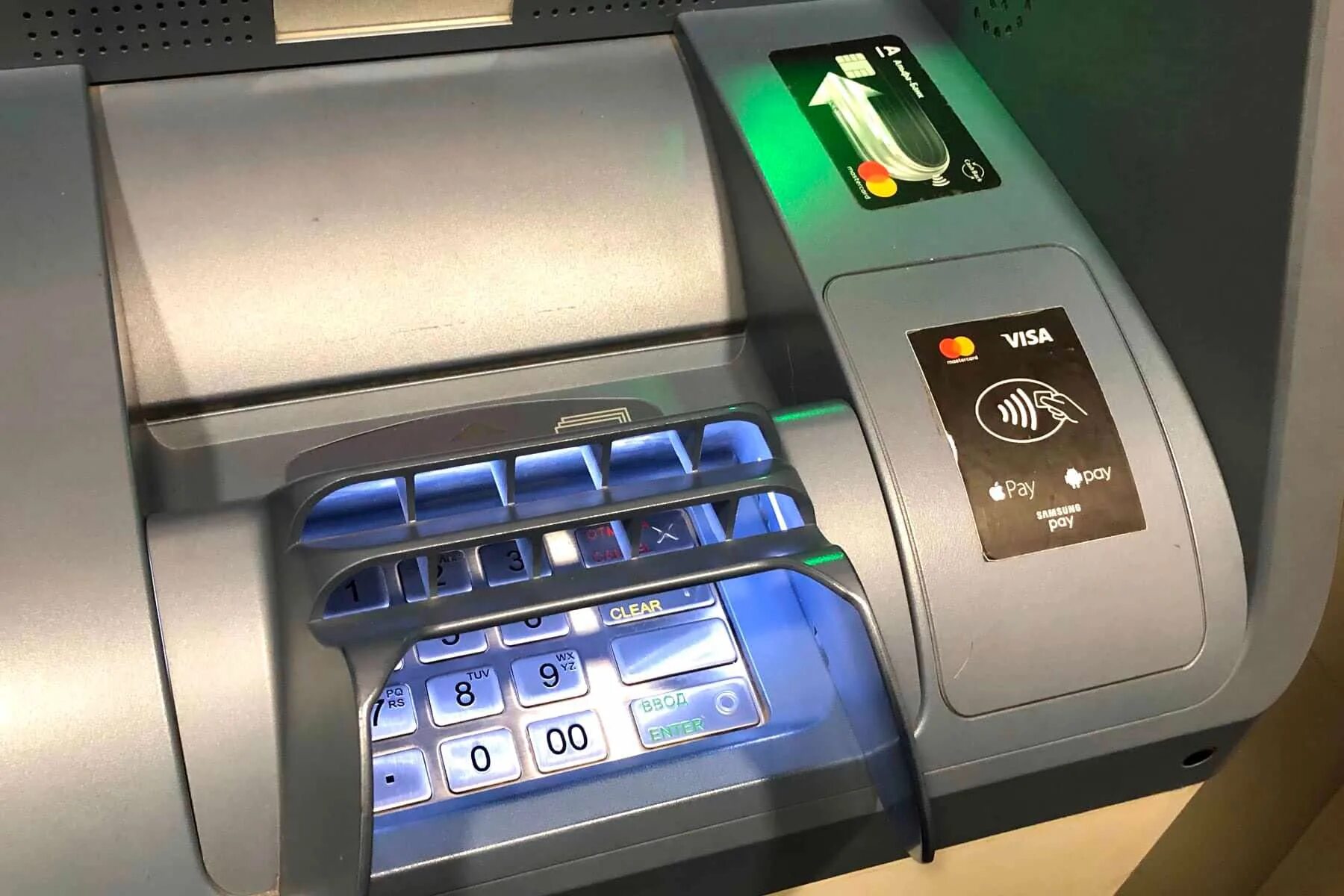 Снять деньги через nfc. Банкоматы на бали. apple pay на банкомате. nfc банкомат. банкомат с бесконтактным модулем.