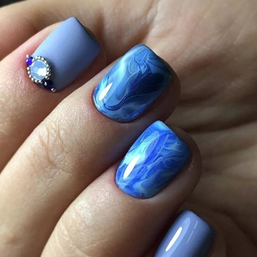 маникюр лунный камень