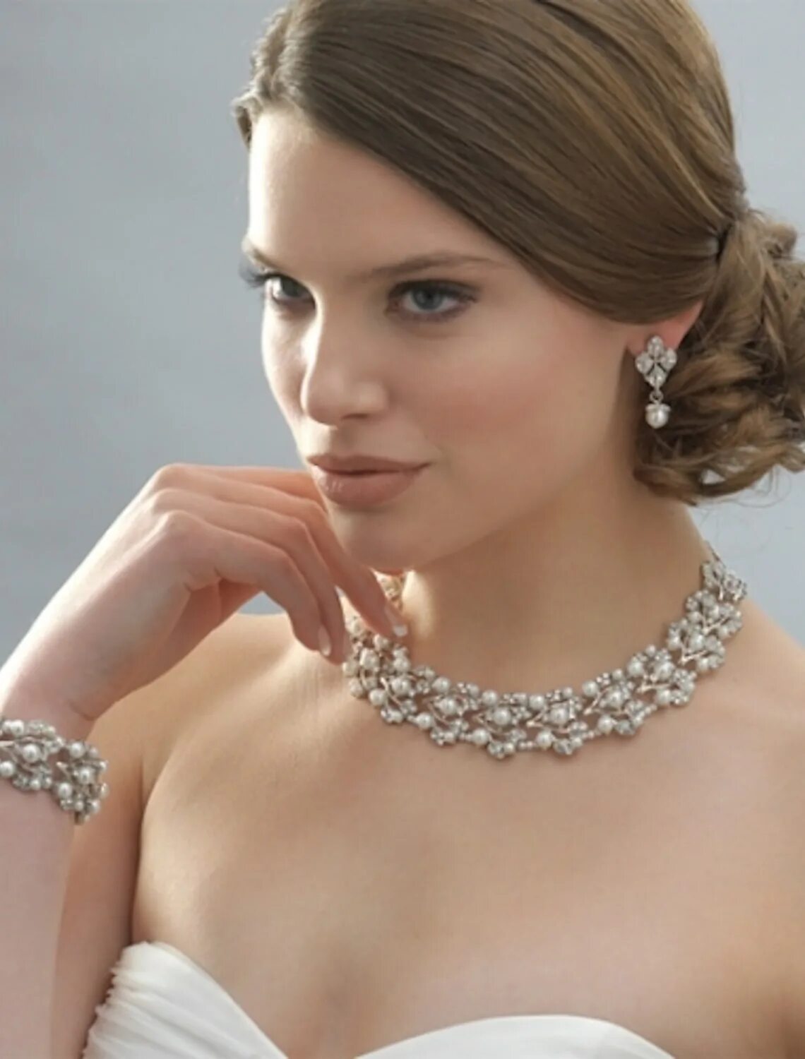 украшения для глубокого декольте. серьги для невесты. массивные украшения. украшения к вечернему платью. бижутерия к красному вечернему платью.