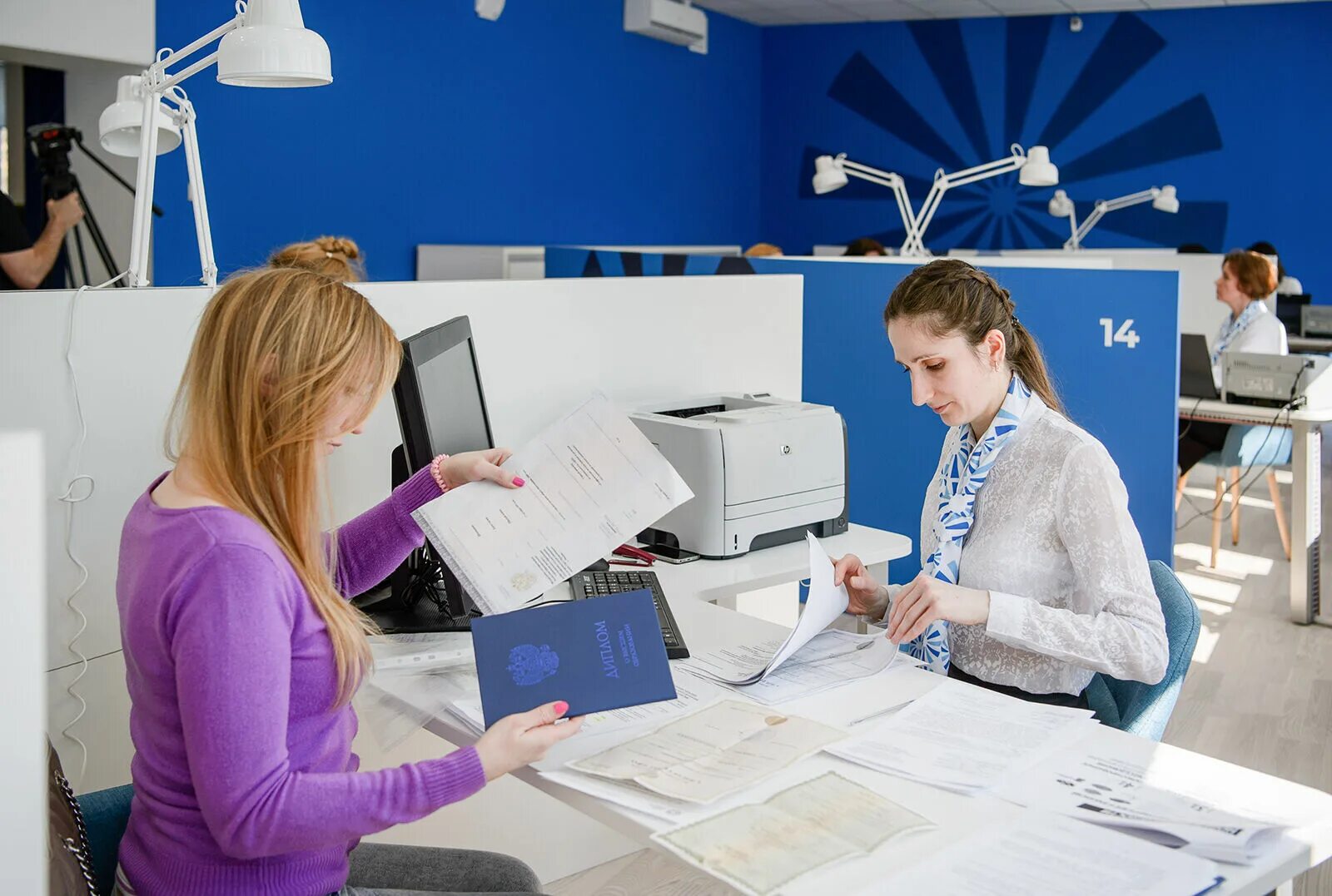 Фасовка и упаковка кондитерских изделий. Красивые женщины 45 -50 лет. Женщина на работе. Русская женщина 50 лет. Центр занятости.