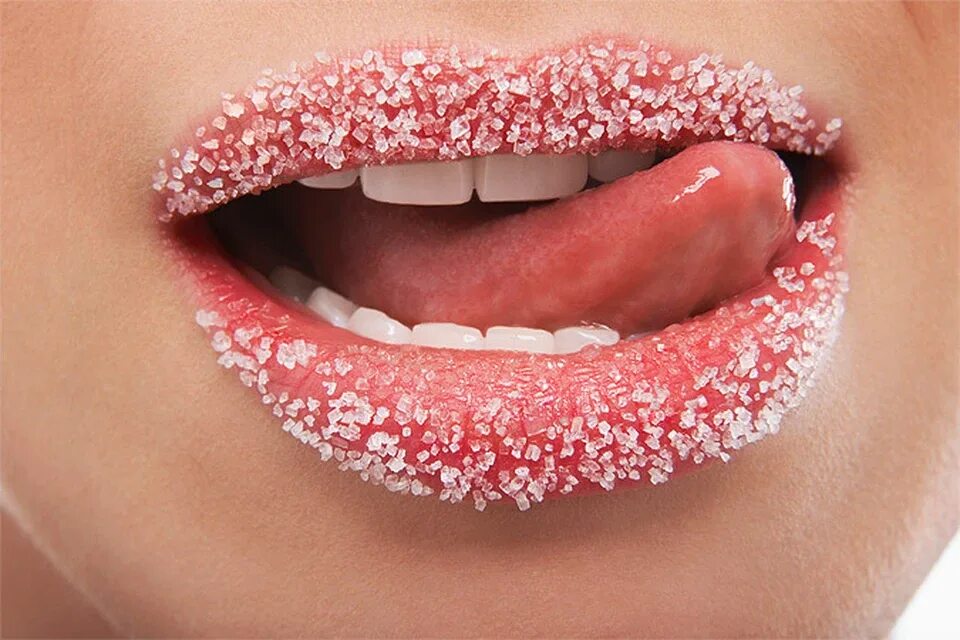 Красивые губки. Красивые женские губы. Сочные губы. Сочные губки. Облизывает губки.