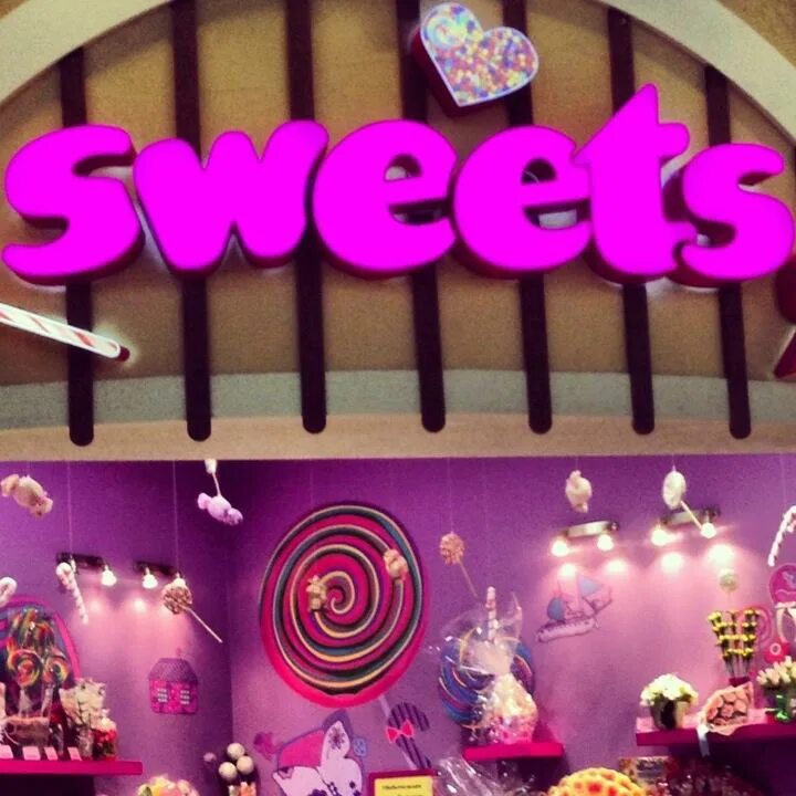 Sweet shop. Вывеска Свит шоп магазин. Витрина магазина конфет. Авторские сладости магазин. Магазин вкусняшка Энгельс.