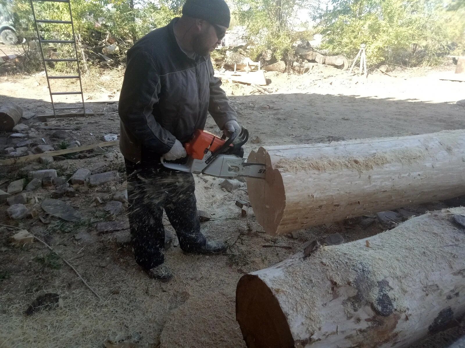 Start cutting. Окорка бревна топором. Отверстие в бревне бензопилой. Бревно из песка. Уничтожитель бревен.