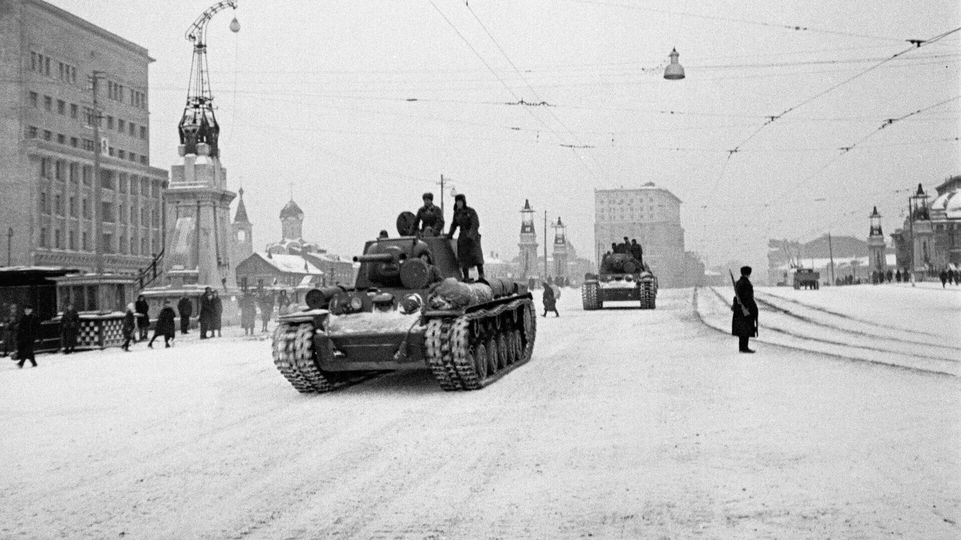 Москва военное время. Парад 7 ноября 1941. Парад на красной площади 1941. Парад на красной площади 7 ноября 1941. Битва за Москву 7 ноября 1941 года.