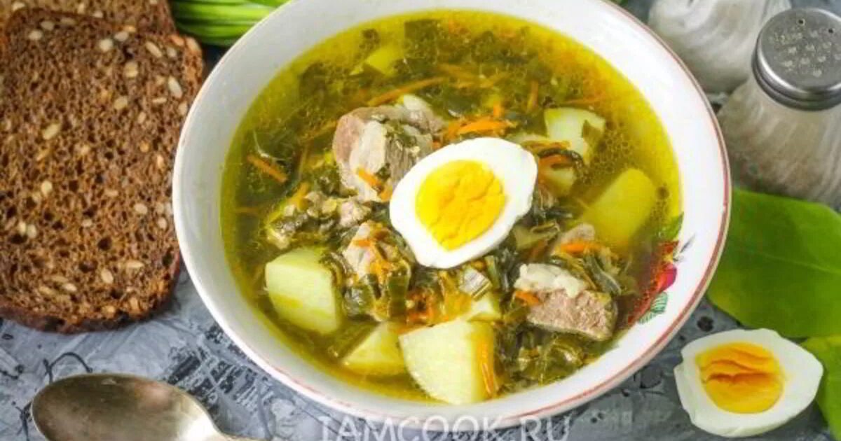 Суп со щавеля с мясом и яйцом. Щавелевый суп с тушенкой. щавелевый суп с яйцом и мясом. суп из щавеля на мясном бульоне. щавелевый суп с яйцом.