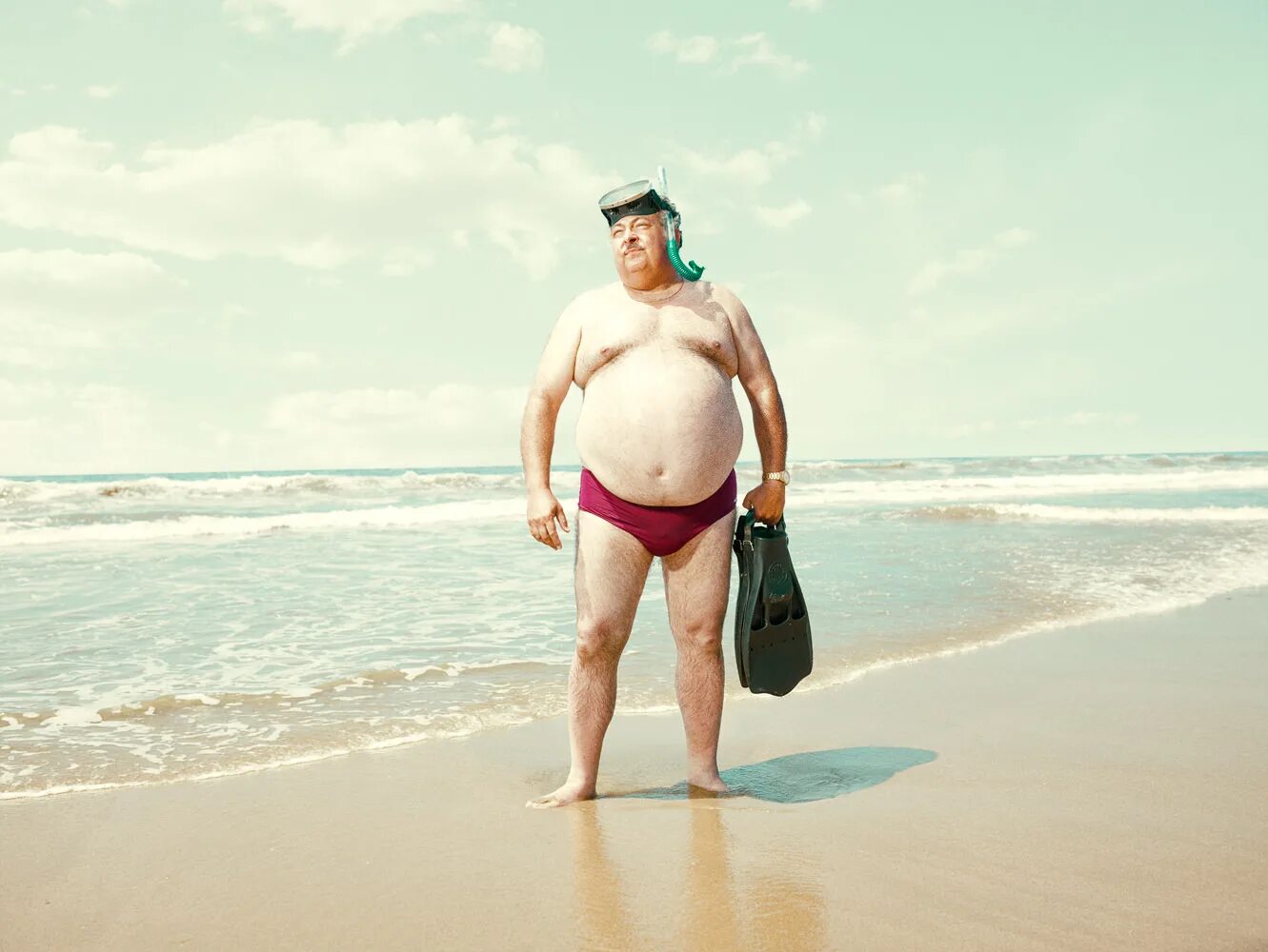Толстый мужчина. Полные мужчины на пляже. Толстые парни на пляже. Пузатый мужчина на море.