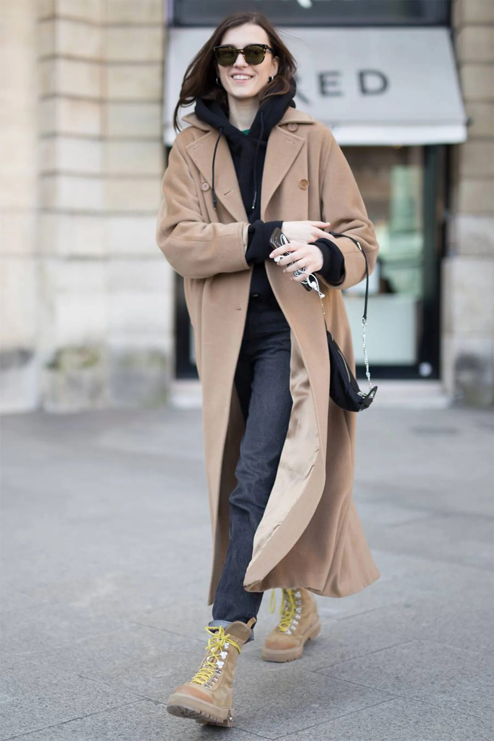 с чем носить бежевые ботинки зимой. образ с рыжими сапогами. с чем носить бежевые ботинки зимой. с чем носить бежевые ботинки зимой. бежевое пальто с сапогами.