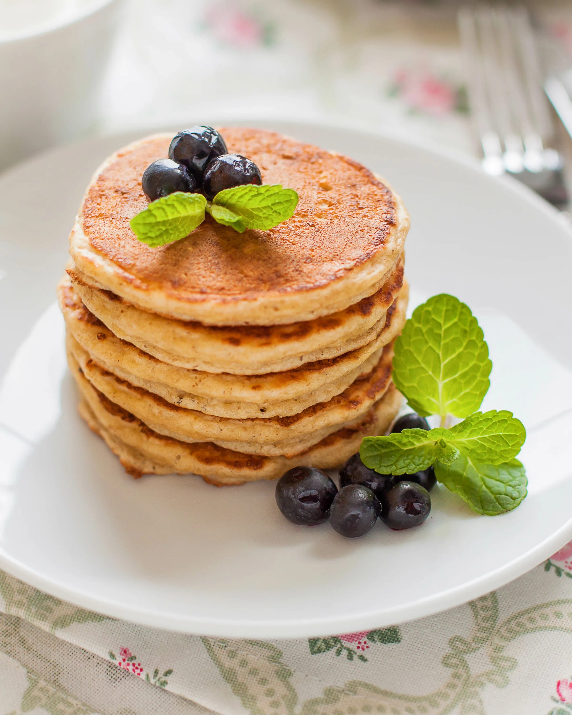 Вкусные панкейки на кефире. Банановые панкейки ПП. Овсяно кокосовые панкейки. ПП панкейки овсяные. Яблочные панкейки ПП.