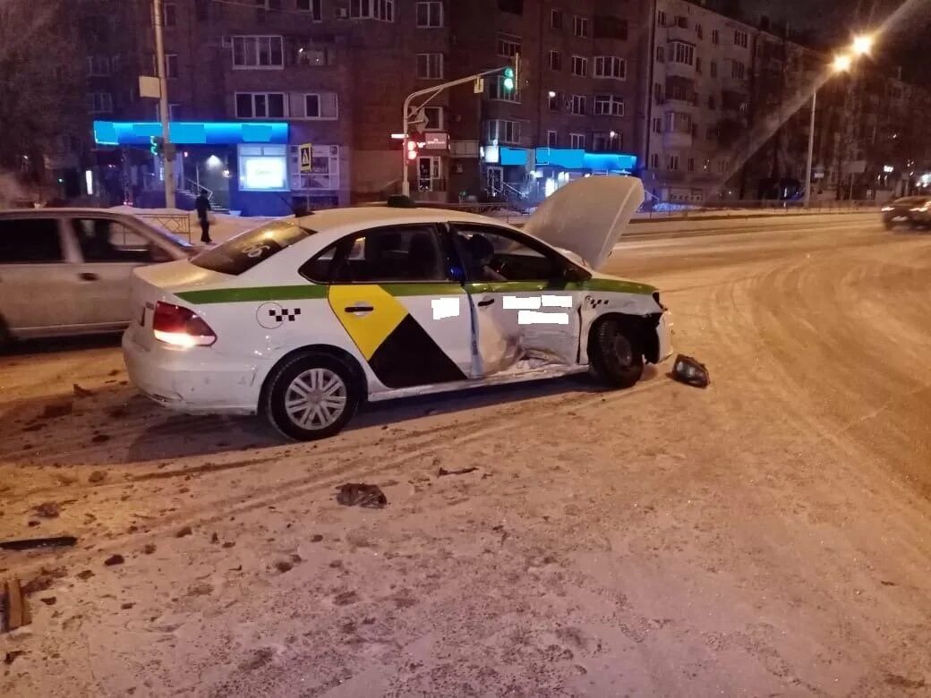 Авария на улице Айской в Уфе. Авария в Уфе вчера на Айской.