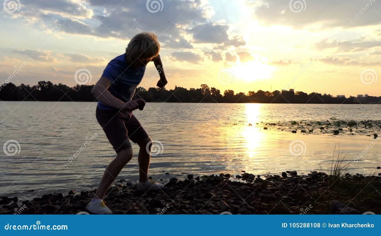 Девушка бросает камень в море. Бросают человека в воду. Бросил девушку в воду. Девочки бассейн переодеваются. Девушку бросили в воду.