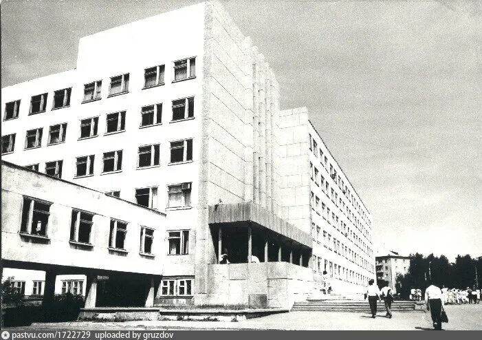 2 корпус достоевского. Омгу 2 корпус. 2 корпус достоевского. Омский государственный университет имени достоевского официальный. Омский государственный университет имени ф.