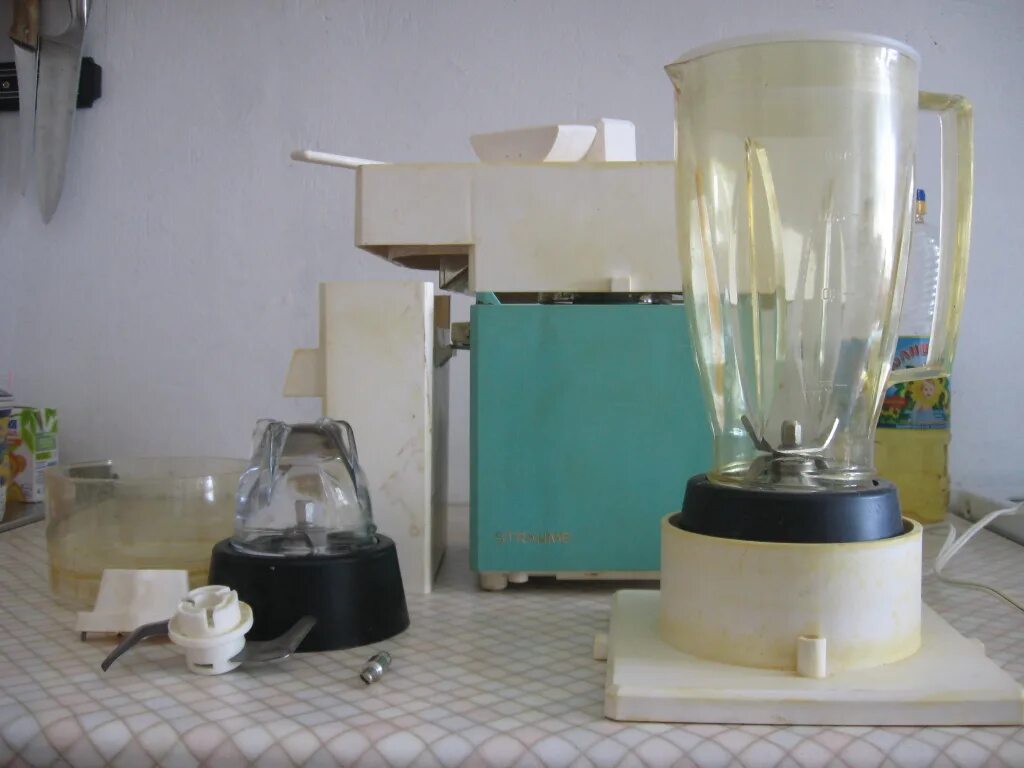 Кухонный комбайн "Росток", пластик, металл, СССР, 1986 г. стоимостью 3000 руб.