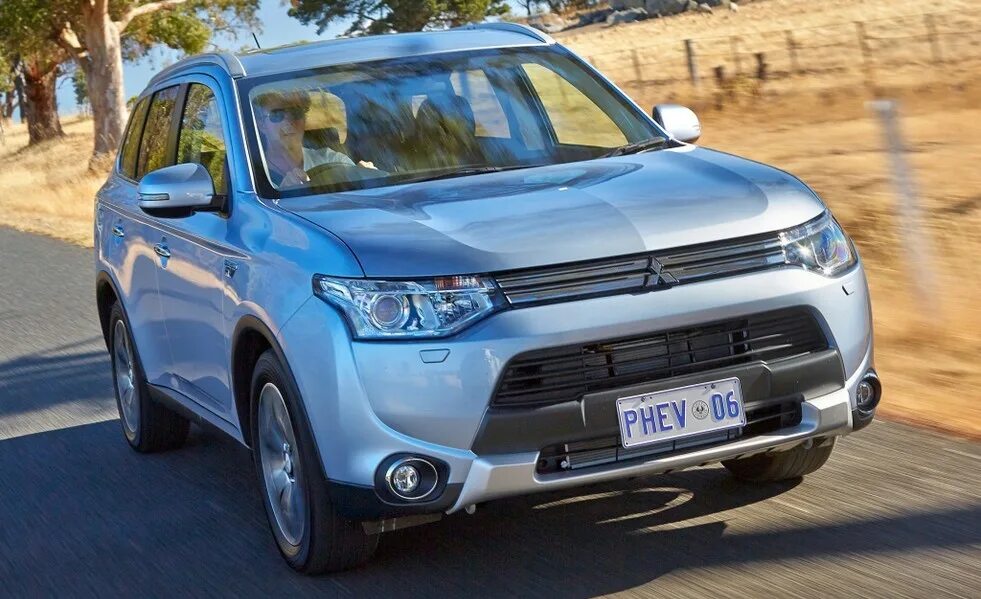 Мицубиси аутлендер полный. Mitsubishi Outlander PHEV 2014. Митсубиси Аутлендер полноприводный. Outlander Sport 2014. Mitsubishi Outlander Sport 2020.