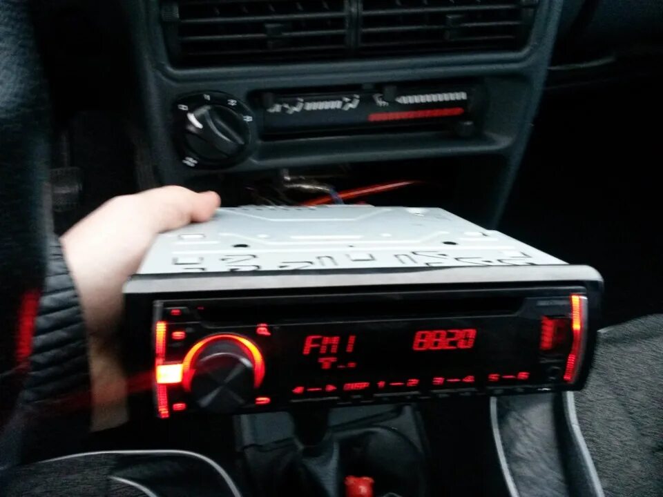 Магнитола плохо ловит. Магнитола пионер в 2114. автомагнитола pioneer на ваз 2114. усилитель в машину для магнитолы пионер. удлинитель магнитолы радио пионер.