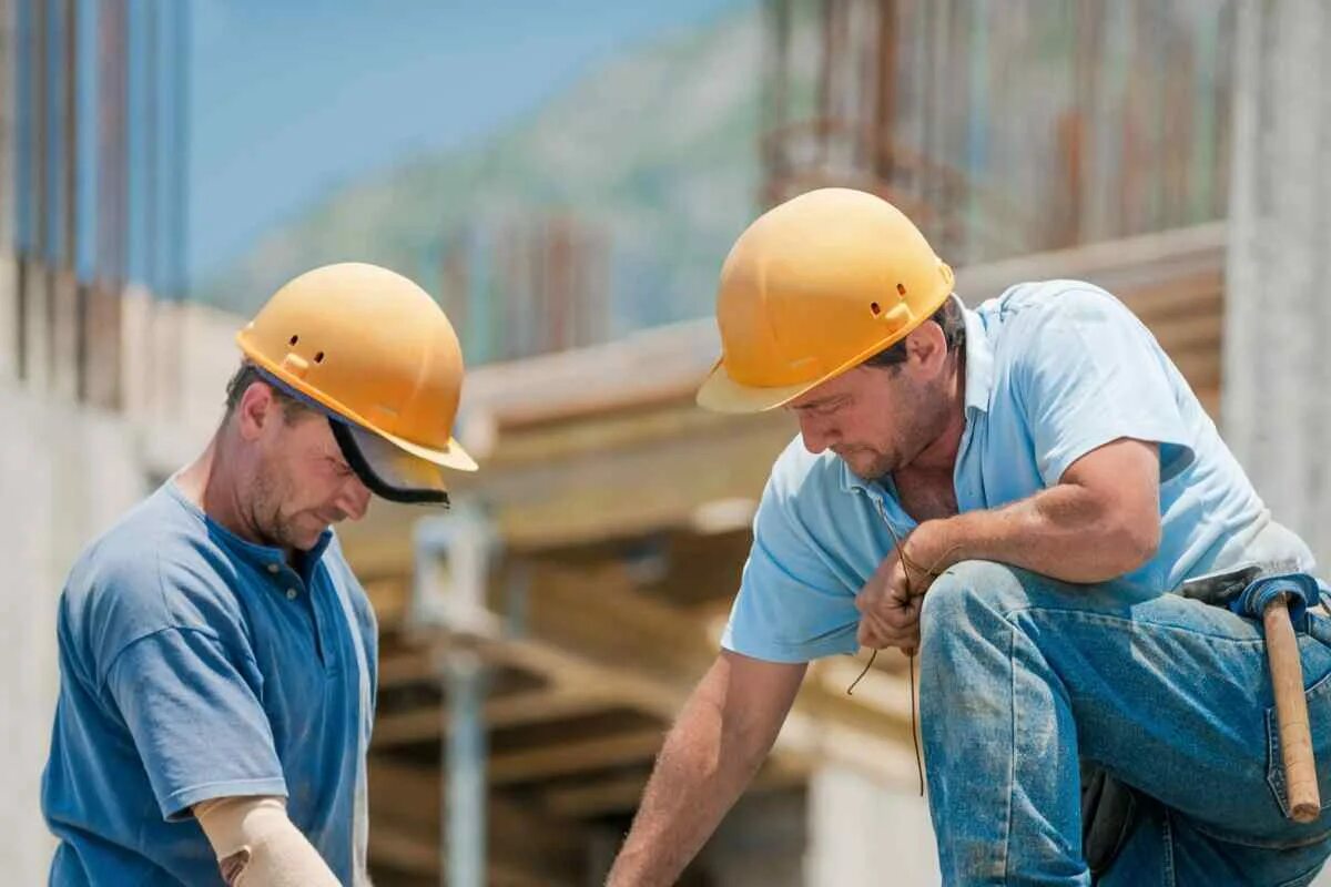 прораб дорожного строительства. строительный инженер. каска строителя. дорожный рабочий. прораб общестроительных работ.