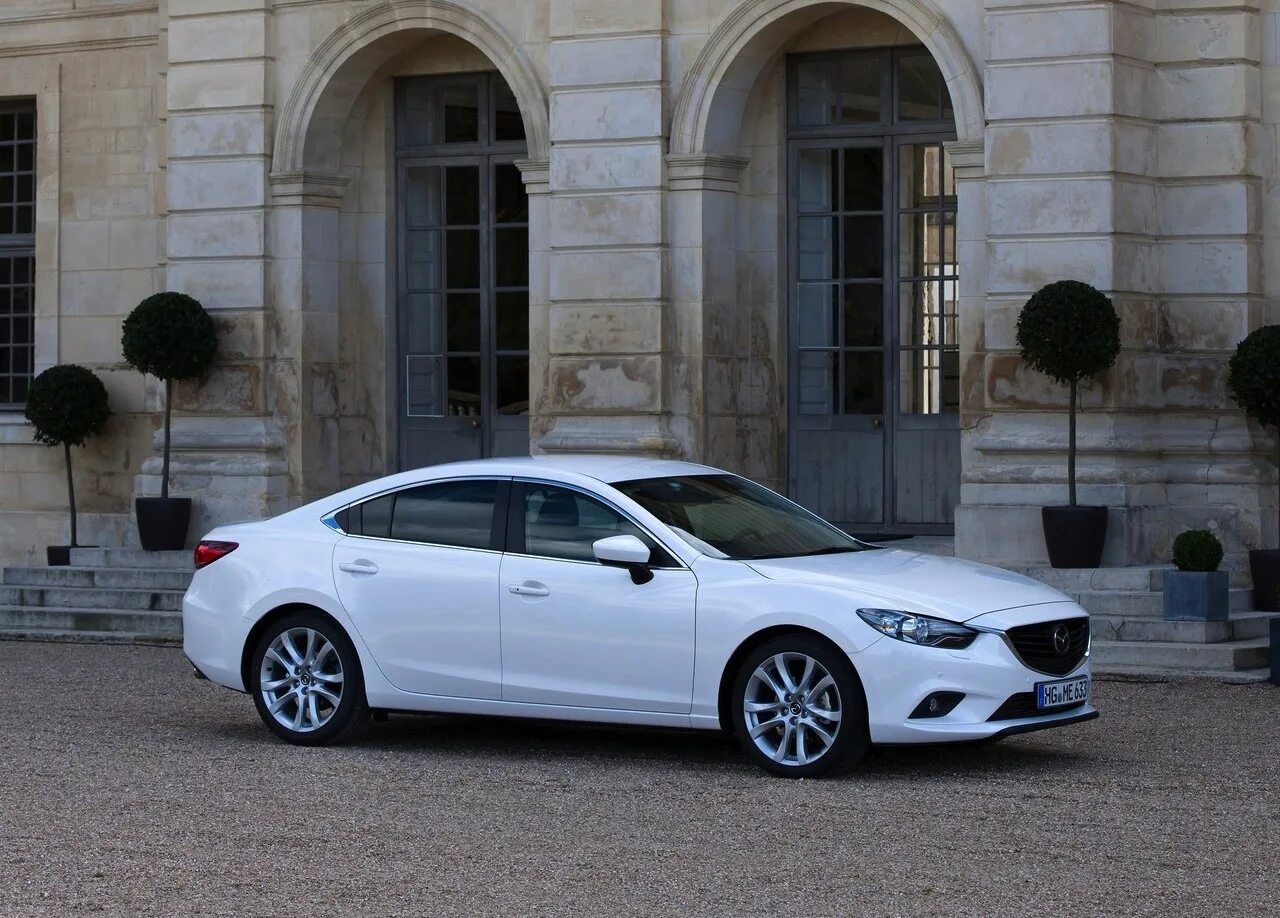 Белый цвет машины фото. Мазда 6 2013 седан белая. Мазда 6 седан седан. Mazda 6 2013. Mazda Mazda 6 2013.