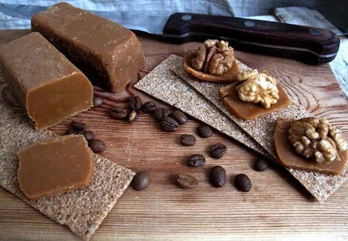 Брюност. Брюност норвежский. брюност сыр. brunost сыр норвежский. коричневый сыр брюност.